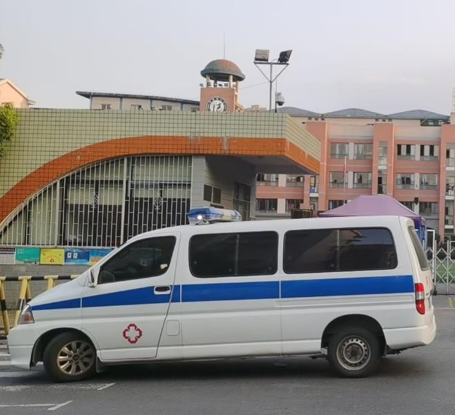 铺前镇救护车出租护送骨折病人一公里多少钱